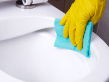 Por que as pessoas estão usando café para limpar banheiros?