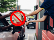 Perigo silencioso nas embalagens de fast-food: parece inofensivo, mas isso pode bagunçar seu sistema hormonal e prejudicar o metabolismo