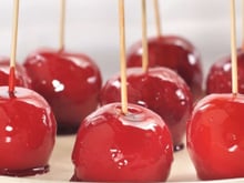 O segredo da maçã do amor perfeita não está na fruta nem na cor vermelha: truque simples deixa a calda igual a um vidro espelhado