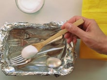 Não uso mais limpa-pratas depois que eu aprendi que basta juntar esses 4 produtos que todo mundo tem em casa para ter peças brilhando