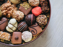 Como fazer bombom: aprenda dicas e receitas que vão do doce tradicional ao de travessa