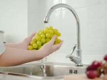 A maioria faz errado: veja como lavar frutas da forma certa