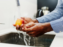 Os 4 erros que você comete na cozinha que podem aumentar o risco de contaminação, segundo o TudoGostoso