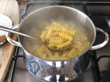 Por que você nunca deve colocar óleo na água do macarrão? Nós explicamos!