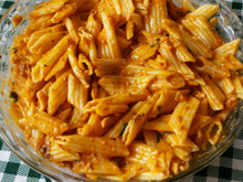Penne com molho de sardinha e requeijão