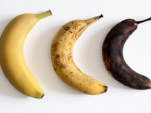 Bananas verdes são tão boas quanto bananas maduras. Saiba a diferença que ocorre quando as bananas mudam de cor