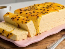 Sem gelatina e sem ovo: o TudoGostoso ensina mousse de maracujá de corte firme com apenas 4 ingredientes