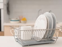 Deixe a sua cozinha brilhando: veja como manter o escorredor de pratos limpo!