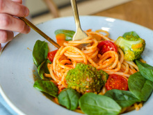 Espaguete com brócolis e tomates-cereja, uma receita para um jantar fácil, com apenas cinco ingredientes