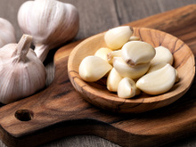 7 usos inusitados do alho que você precisa conhecer: acaba com a caspa, fortalece unhas, espanta a tosse e mais!