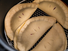 Pastel saudável e sem fritura: faça desse jeito na airfryer e o petisco fica sequinho e delicioso