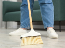 O truque improvável com papel alumínio que está mudando a forma de varrer a casa