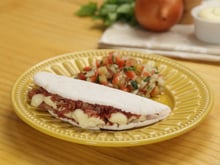 Tapioca com recheio de carne-seca com catupiri