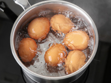 Coloque 1 colher de sopa na água com os ovos e veja a mágica acontecer com as cascas quando estiverem cozidos