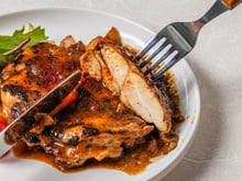 O molho que transforma uma simples frango grelhado em prato de restaurante: "Esse fundinho sujo na frigideira que vai mudar tudo"