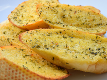 Pão de alho e azeite na frigideira fica pronto em 5 minutos: o TudoGostoso ensina a receita para acompanhar o café da tarde