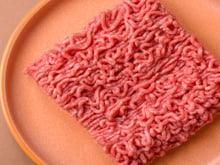 Não basta descongelar carne moída à temperatura ambiente? Um especialista recomenda um método melhor