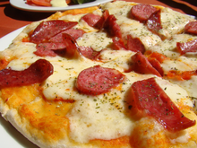 Essa é a melhor receita de pizza caseira para fechar o domingo com chave de ouro