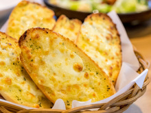 Pão de alho com queijo na fritadeira elétrica sem óleo