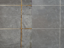 Como limpar a sujeira "enferrujada" das juntas usando apenas dois ingredientes que você tem na cozinha: truque fácil e acessível faz com que pareça novo