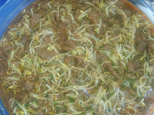 Broto de feijão com alcatra