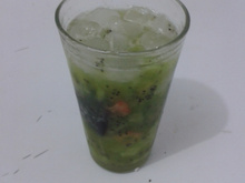 Caipirinha de kiwi com ameixa