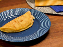 Pão de queijo de frigideira do TikTok: veja a receita cremosa e prática que fica pronta em 5 minutos