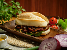 Sanduíche de lingüiça calabresa