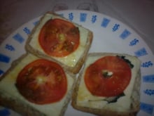 Bruscheta light de queijo branco com manjericão