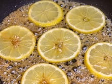 Junte limão e manteiga na frigideira: a dica de ouro para fazer um molho que vai deixar as suas carnes simplesmente irresistíveis