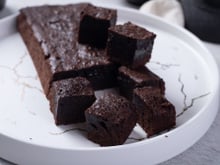 Nem farinha, nem açúcar, nem manteiga: bolo molhadinho de chocolate é a receita saudável mais fácil e gostosa que já comi