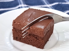 Nem farinha, nem glúten, nem açúcar: bolo de chocolate cremoso de duas camadas só leva 3 ingredientes