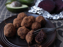 Receita de brigadeiro fit com 3 ingredientes: aprenda a preparar versão saudável do doce para comer sem culpa