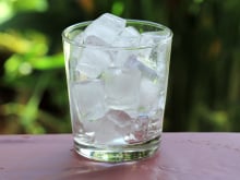 Gelo não é só pra drink! Esse truque com gelo pode acabar com as espinhas!