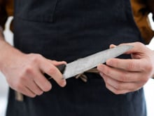 Como posso afiar uma faca corretamente em casa se não tenho um afiador?