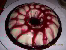 Manjar com calda de vinho