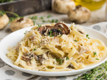 Descubra a combinação irresistível: molho cremoso de queijo com cogumelos e frango para almoçar um macarrão fantástico