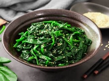 Esse é o melhor jeito de comer espinafre: receita à moda coreana é muito fácil e combina com qualquer prato