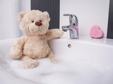 A mãe de uma amiguinha da minha filha me ensinou: agora eu só higienizo os bichos de pelúcia assim e adeus ácaros!