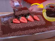 Bolo de chocolate bem molhadinho e suculento fácil de fazer: uma fatia desse bolo resolve qualquer problema do seu dia! É irresistível!