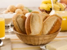 Por que o pão francês endurece e o pão de forma não?