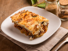 Moussaka: como fazer essa lasanha de berinjela com carne moída que encanta a todos