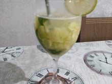 Caipiroska de limão com abacaxi e hortelã
