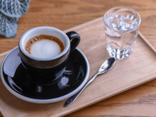 Por que o café vem com um copo de água? A resposta é mais importante do que parece