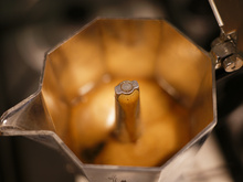 Por que você deve deixar a tampa aberta ao fazer café na máquina de café italiana: o truque do barista