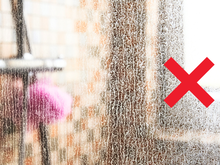 O truque com limão e papel-manteiga que devolve a transparência ao vidro esbranquiçado do box do banheiro sem usar produtos químicos