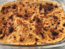 Salmão com molho de camarão aos quatro queijos e batata gratinada