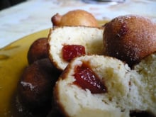 Bolinho de chuva recheado com goiabada ou banana