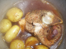 Joelho de porco com batatas