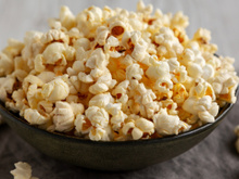 Não é a manteiga: o truque para deixar a pipoca igual a de cinema